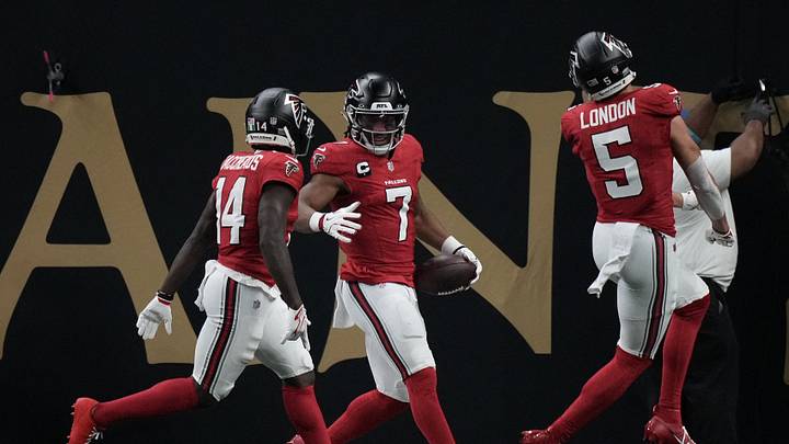 Oct 5, 2026; New Orleans, Louisiana, USA;  Atlanta Falcons running back Bijan Robinson (7) celebrates with wide receiver Olamide Zaccheaus (14) and wide receiver Drake London (5) after scoring a touchdown against the New Orleans Saints during the first half at Caesars Superdome.  Mandatory Credit: Matthew Hinton-Imagn Images