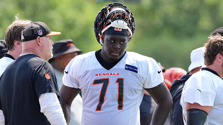 Jul 26, 2024; Cincinnati, OH, USA; Cincinnati Bengals offensive tackle Amarius Mims (71) talks with offensive line coach Frank Pollack during training camp practice at Kettering Health Practice Fields. Mandatory Credit: Kareem Elgazzar-Imagn Images Jul 26, 2024; Cincinnati, OH, USA; Cincinnati Bengals offensive tackle Amarius Mims (71) talks with offensive line coach Frank Pollack during training camp practice at Kettering Health Practice Fields. Mandatory Credit: Kareem Elgazzar-Imagn Images