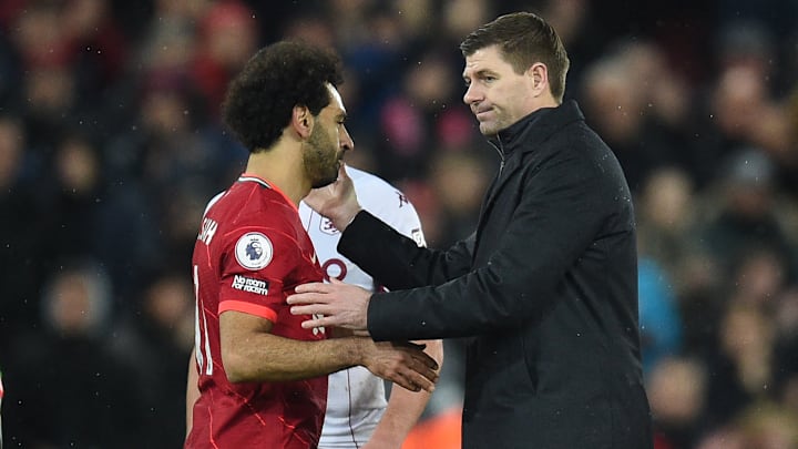Gerrard complicou a vida do Liverpool no reencontro com o ex-clube, mas Salah garantiu mais três pontos para os Reds