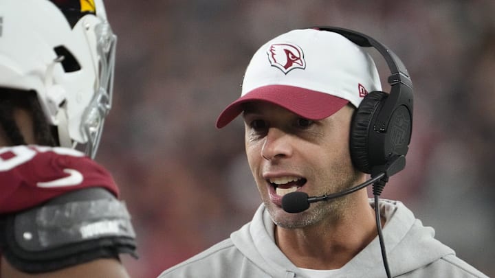Arizona Cardinals head coach Jonathan Gannon talks with his players during the second quarter against the Chicago Bears at State Farm Stadium on Nov 3, 2024, in Glendale.