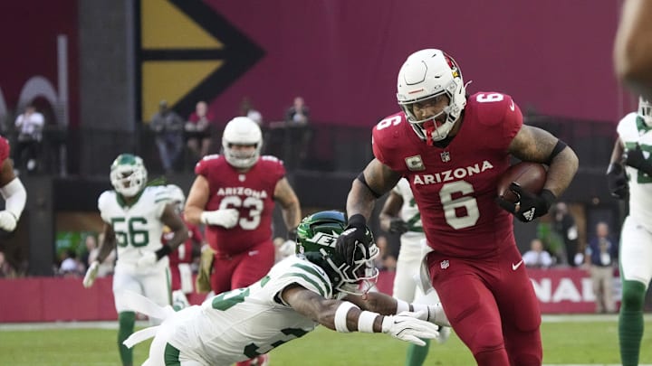Arizona Cardinals running back James Conner (6) breaks a tackle by New York Jets safety Jalen Mills (35) after a catch during the first quarter at State Farm Stadium on Nov 10, 2024, in Glendale.