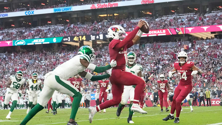 Arizona Cardinals quarterback Kyler Murray (1) runs for a touchdown ahead of New York Jets cornerback Sauce Gardner (1) during the third quarter at State Farm Stadium.