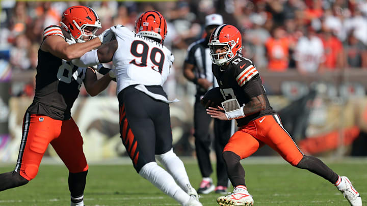 Cleveland Browns quarterback Dorian Thompson-Robinson (17) rushes for yards past a block from tight end Geoff Swaim (84) during the second half of an NFL football game at Huntington Bank Field, Sunday, Oct. 20, 2024, in Cleveland, Ohio.
