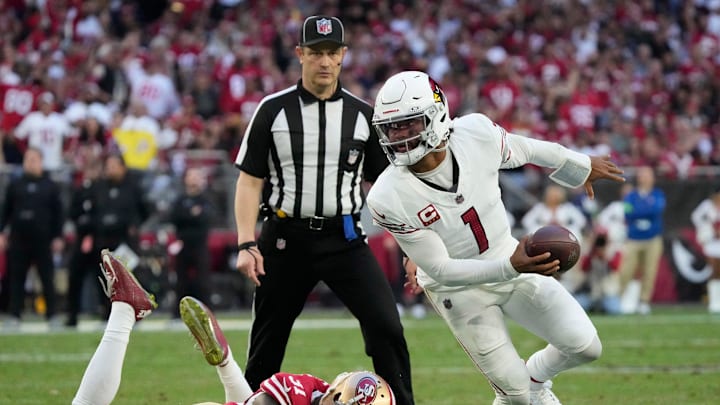 Dec 17, 2023; Glendale, Ariz, United States; Arizona Cardinals quarterback Kyler Murray (1) escapes Dec 17, 2023; Glendale, Ariz, United States; Arizona Cardinals quarterback Kyler Murray (1) escapes