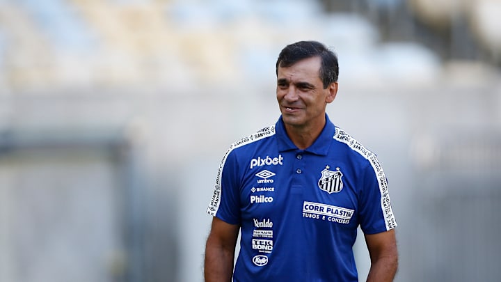 Fabián Bustos, ex-técnico do Peixe, colocou o clube na Justiça