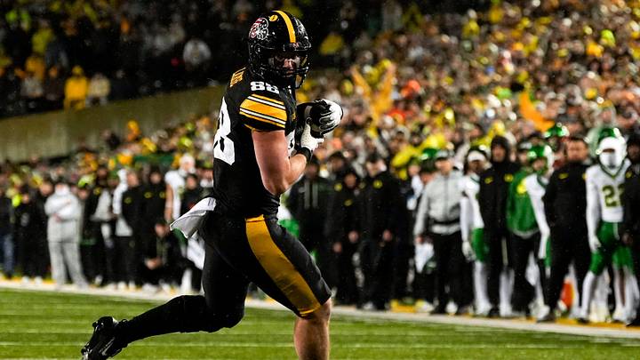 Iowa Hawkeyes tight end Hayden Large (88) catches a pass Nov. 8, 2025 during a Big Ten Football game against the Oregon Ducks at Kinnick Stadium in Iowa City, Iowa.