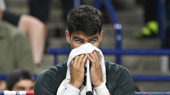 Carlos Alcaraz stopped practicing after a few minutes on Tuesday due to an ongoing illness. Carlos Alcaraz stopped practicing after a few minutes on Tuesday due to an ongoing illness.