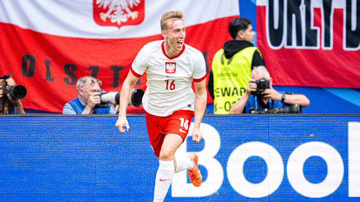 Tête magnifique d'Adam Buksa, 1-0 pour la Pologne