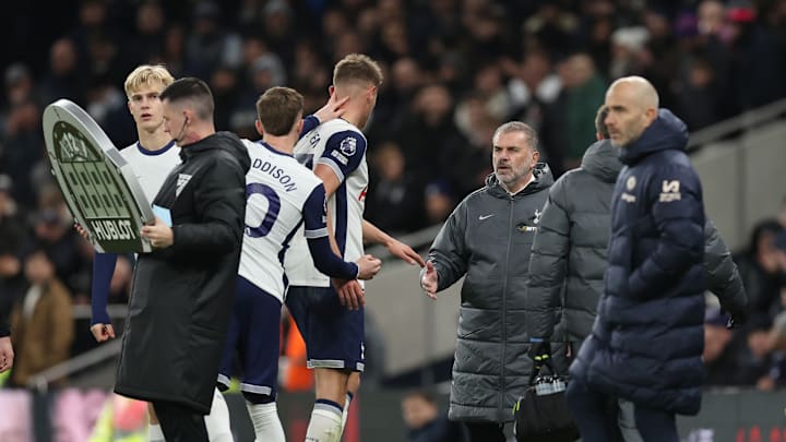 Micky van de Ven is replaced against Chelsea