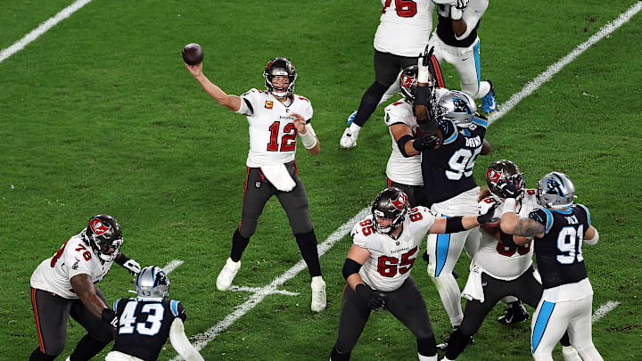 Brady alcanzó más de 5,000 yardas en una temporada por segunda vez en su carrera
