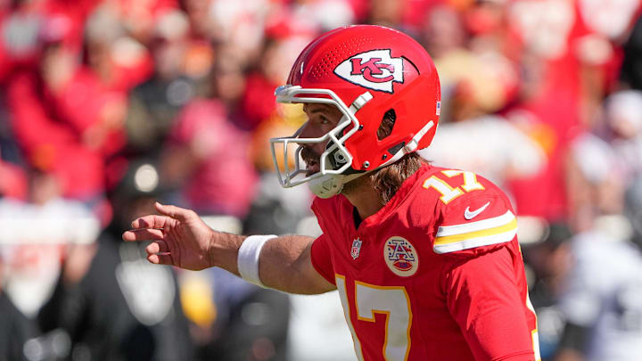 Oct 19, 2025; Kansas City, Missouri, USA; Kansas City Chiefs quarterback Gardner Minshew (17) calls a play at the line of scrimmage against the Las Vegas Raiders during the second half of the game at GEHA Field at Arrowhead Stadium. Mandatory Credit: Denny Medley-Imagn Images Oct 19, 2025; Kansas City, Missouri, USA; Kansas City Chiefs quarterback Gardner Minshew (17) calls a play at the line of scrimmage against the Las Vegas Raiders during the second half of the game at GEHA Field at Arrowhead Stadium. Mandatory Credit: Denny Medley-Imagn Images