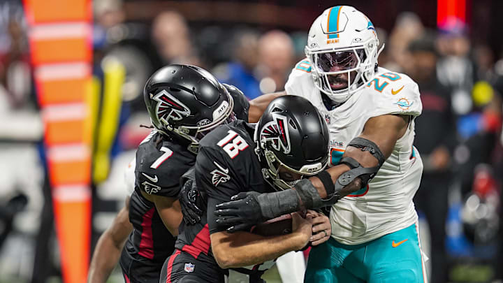 Miami Dolphins linebacker Jordyn Brooks (20) sacks Atlanta Falcons quarterback Kirk Cousins (18) during the first half at Mercedes-Benz Stadium. Mandatory Credit: Dale Zanine-Imagn Images