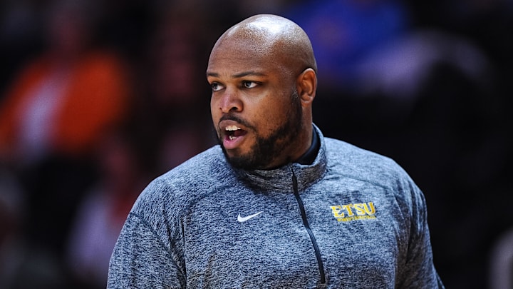 Dec 20, 2021; Knoxville, Tennessee, USA; East Tennessee State Lady Buccaneers head coach Simon Harris coaches during the first half against the Tennessee Lady Vols at Thompson-Boling Arena. Dec 20, 2021; Knoxville, Tennessee, USA; East Tennessee State Lady Buccaneers head coach Simon Harris coaches during the first half against the Tennessee Lady Vols at Thompson-Boling Arena.
