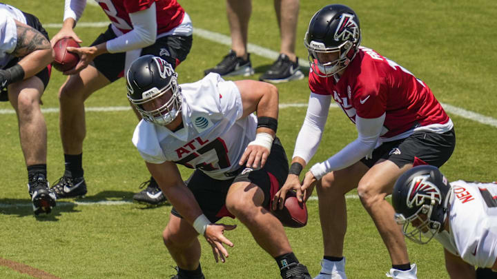 Atlanta Falcons center Drew Dalman (67) snaps the ball at practice.