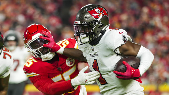 Nov 4, 2024; Kansas City, Missouri, USA; Tampa Bay Buccaneers running back Rachaad White (1) runs the ball against Kansas City Chiefs linebacker Joshua Uche (55) during the first half at GEHA Field at Arrowhead Stadium. Mandatory Credit: Jay Biggerstaff-Imagn Images Nov 4, 2024; Kansas City, Missouri, USA; Tampa Bay Buccaneers running back Rachaad White (1) runs the ball against Kansas City Chiefs linebacker Joshua Uche (55) during the first half at GEHA Field at Arrowhead Stadium. Mandatory Credit: Jay Biggerstaff-Imagn Images