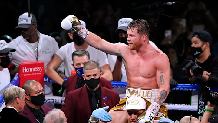 "Canelo" Álvarez venció por nocaut a Caleb Plant el sábado en Las Vegas