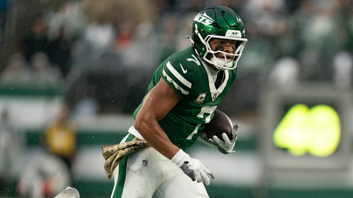 New York Jets quarterback Justin Fields (7) scrambles with the ball during an NFL Week 10 game between the New York Jets and the Cleveland Browns at MetLife Stadium on Sunday, Nov. 9, 2025.