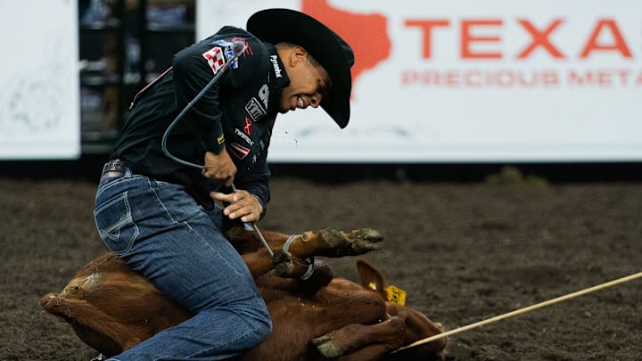 Shad Mayfield tying his calf at the CINCH Playoffs.