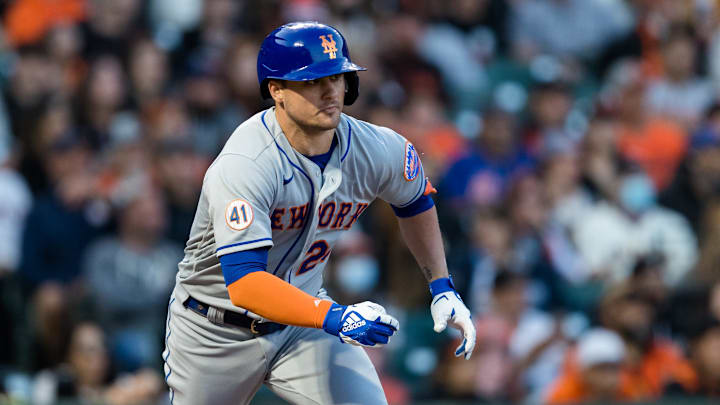 New York Mets third baseman J.D. Davis (28) watches a ball.
