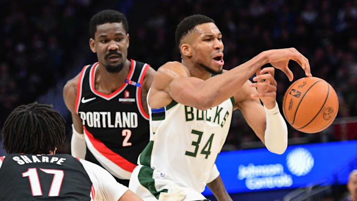 Deandre Ayton watches Giannis Antetokounmpo go to the basket.