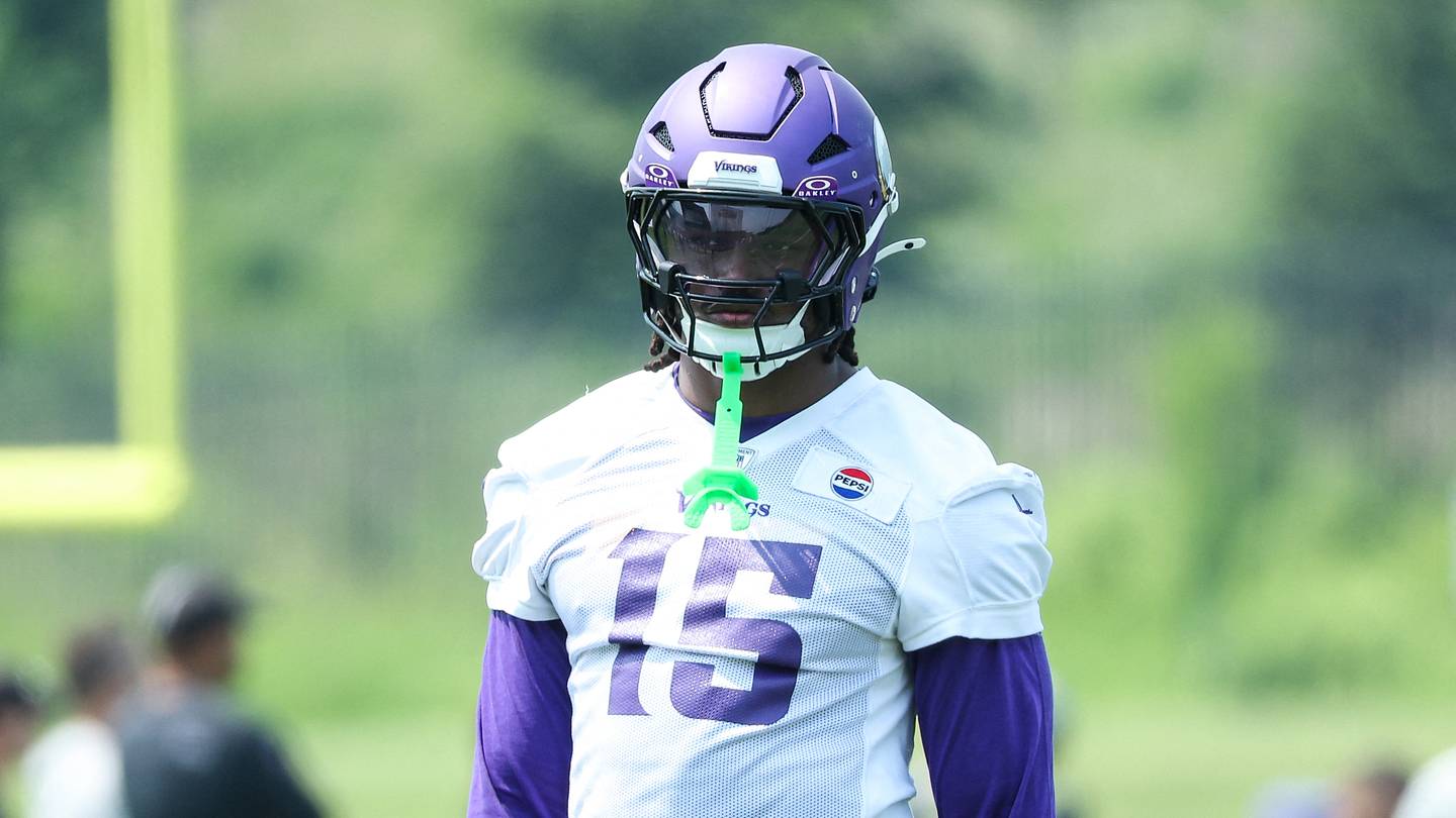 Giocatori del Minnesota Vikings in azione durante un camp, con Kyler Murray e i ricevitori in evidenza