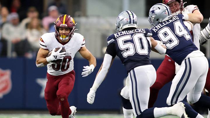 Washington Commanders running back Austin Ekeler (30) runs the ball against the Dallas Cowboys during the second quarter at AT&T Stadium. 