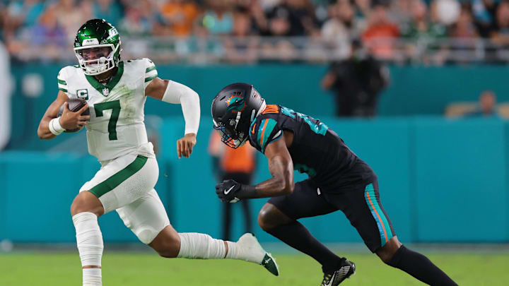 Sep 29, 2025; Miami Gardens, Florida, USA; New York Jets quarterback Justin Fields (7) rushes the ball past Miami Dolphins cornerback Rasul Douglas (26) during the first half at Hard Rock Stadium. Mandatory Credit: Sam Navarro-Imagn Images Sep 29, 2025; Miami Gardens, Florida, USA; New York Jets quarterback Justin Fields (7) rushes the ball past Miami Dolphins cornerback Rasul Douglas (26) during the first half at Hard Rock Stadium. Mandatory Credit: Sam Navarro-Imagn Images