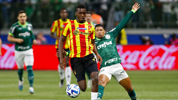 Multiple sources indicate that the LA Galaxy is eyeing 22-year-old defender Carlos Garcés from Deportivo Pereira on loan.