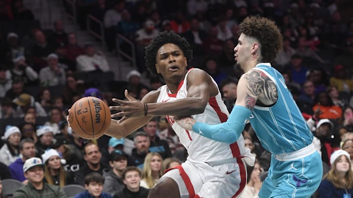 Dec 23, 2024; Charlotte, North Carolina, USA; Houston Rockets guard forward Amen Thompson (1) looks to pass through the defense of Charlotte Hornets LaMelo Ball (1) during the second half at the Spectrum Center. Mandatory Credit: Sam Sharpe-Imagn Images Dec 23, 2024; Charlotte, North Carolina, USA; Houston Rockets guard forward Amen Thompson (1) looks to pass through the defense of Charlotte Hornets LaMelo Ball (1) during the second half at the Spectrum Center. Mandatory Credit: Sam Sharpe-Imagn Images