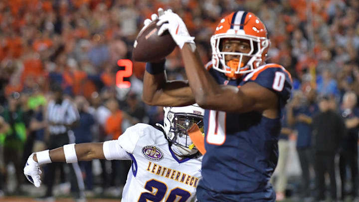 Aug 29, 2025; Champaign, Illinois, USA;  Illinois Fighting Illini wide receiver Justin Bowick (0) catches a touchdown in front of Western Illinois Leathernecks defensive back James Mankaka (29) during the first half at Memorial Stadium. Mandatory Credit: Ron Johnson-Imagn Images