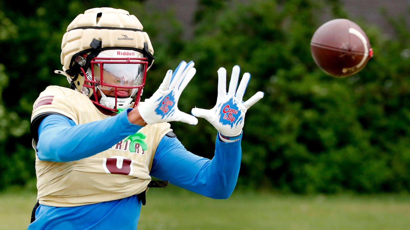 Blue-Chip Receiver Recruit Commits to Auburn Tigers