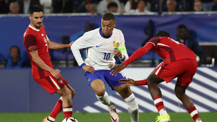 Kylian Mbappé, entre deux défenseurs.