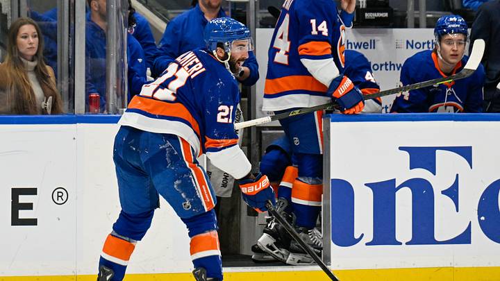 Nov 28, 2025; Elmont, New York, USA; New York Islanders center Kyle Palmieri (21) makes a pass after being injured against the Philadelphia Flyers during the second period at UBS Arena. Mandatory Credit: Dennis Schneidler-Imagn Images Nov 28, 2025; Elmont, New York, USA; New York Islanders center Kyle Palmieri (21) makes a pass after being injured against the Philadelphia Flyers during the second period at UBS Arena. Mandatory Credit: Dennis Schneidler-Imagn Images