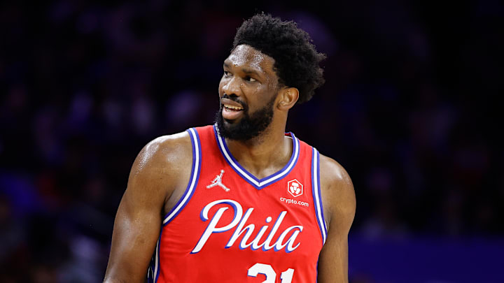 Embiid jugará a pesar de lesionarse un dedo de su mano derecha