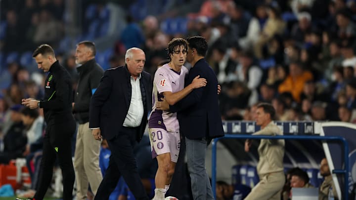 Bryan Gil being congratulated for his performance by manager Miguel 