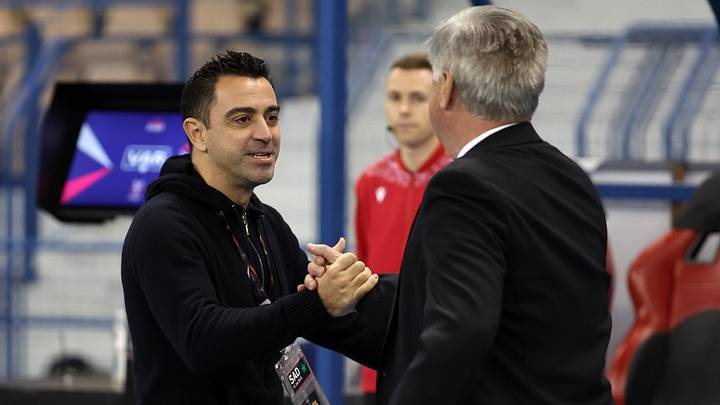 Xavi y Ancelotti se saludan en la semifinal de la Supercopa Española