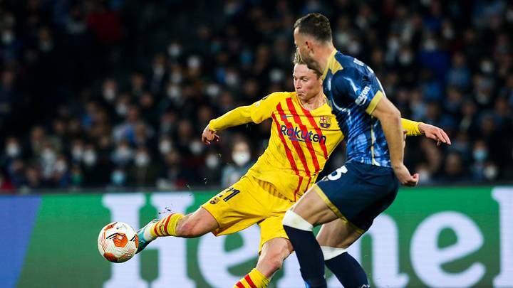 Barcelona's Dutch midfielder Frenkie de Jong controls the... Barcelona's Dutch midfielder Frenkie de Jong controls the...