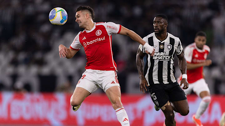 Botafogo enfrenta o Inter com possibilidade de levantar a taça do Brasileirão