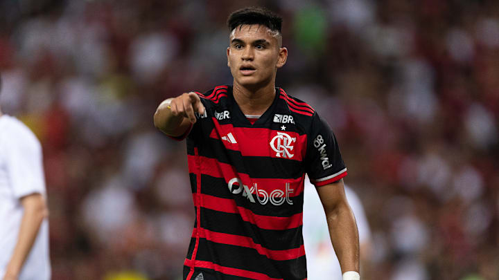 Alcaraz deixa o Flamengo e vai defender o Everton por empréstimo