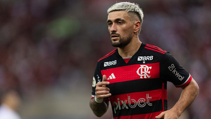 Arrascaeta é relacionado e volta a ficar à disposição no Flamengo