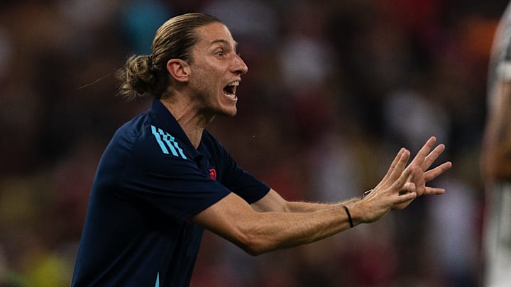 Filipe Luís espera ter reforços no início do Brasileirão  