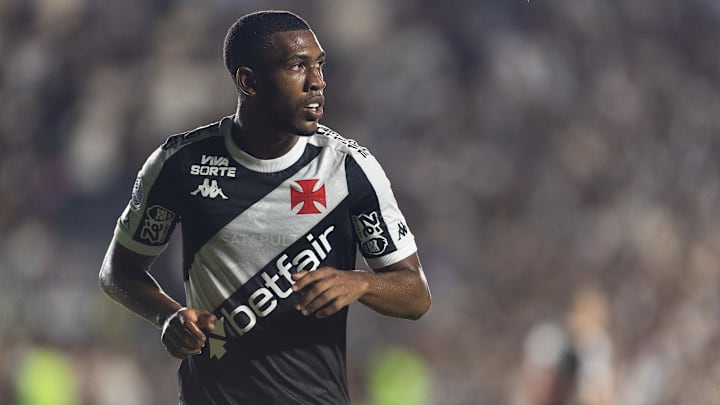 Rayan vive bom momento com a camisa cruzmaltina