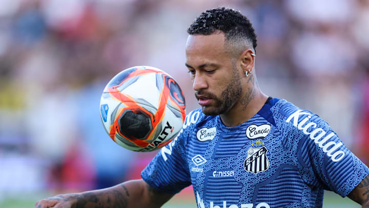 Neymar ist inzwischen wieder für Santos am Ball. Neymar ist inzwischen wieder für Santos am Ball.