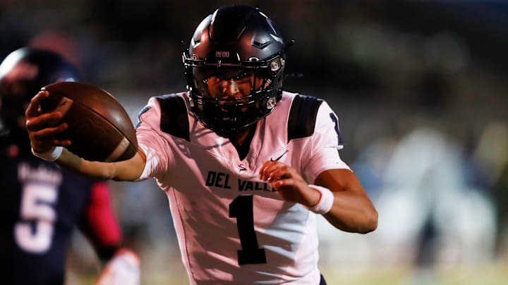 Del Valle quarterback Jake Fette (1) scores a touchdown at against Chapin High School at McKee Stadium Austin High Schoo on OCt.. 4, 2024.