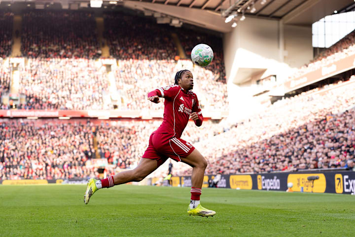 ริโอ นกูโมฮา ไล่ตามลูกบอล