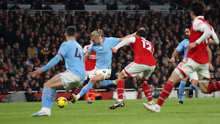 City e Arsenal brigam pelo título inglês com o mesmo número de pontos. Gunners tem um jogo a menos e as equipes se enfrentam novamente. 
