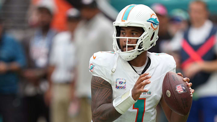 Miami Dolphins quarterback Tua Tagovailoa (1) drops back to pass against the New York Giants during