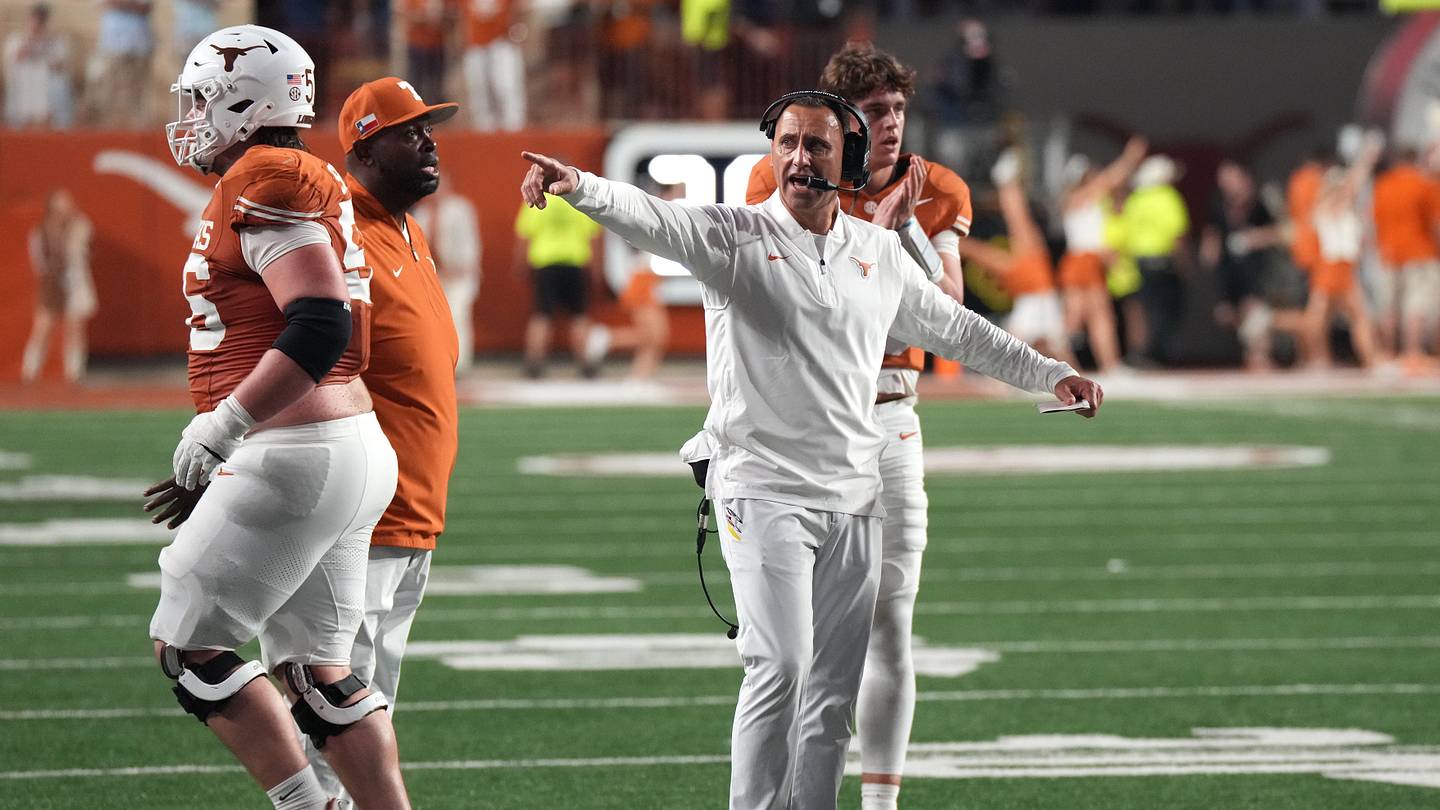 Texas' Second-Half Meltdowns Are Becoming Impossible to Ignore