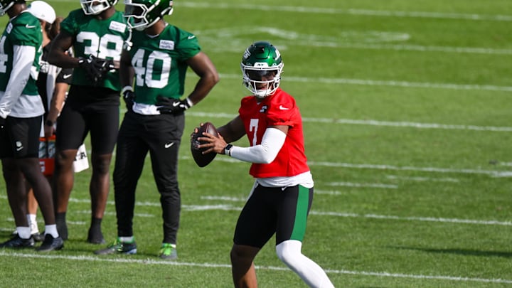 Jul 24, 2025; Florham Park, NY, USA; New York Jets quarterback Justin Fields (7) participates in a drill during training camp at Atlantic Health Jets Training Center. Mandatory Credit: John Jones-Imagn Images Jul 24, 2025; Florham Park, NY, USA; New York Jets quarterback Justin Fields (7) participates in a drill during training camp at Atlantic Health Jets Training Center. Mandatory Credit: John Jones-Imagn Images