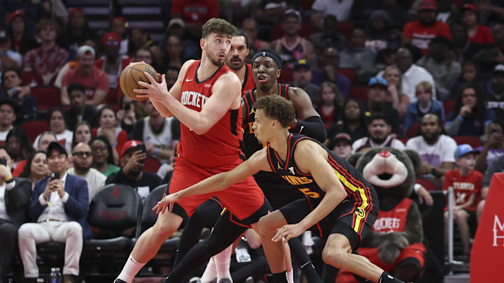 Mar 25, 2025; Houston, Texas, USA; Houston Rockets center Alperen Sengun (28) controls the ball as Atlanta Hawks guard Dyson Daniels (5) defends during the fourth quarter at Toyota Center. Mar 25, 2025; Houston, Texas, USA; Houston Rockets center Alperen Sengun (28) controls the ball as Atlanta Hawks guard Dyson Daniels (5) defends during the fourth quarter at Toyota Center.